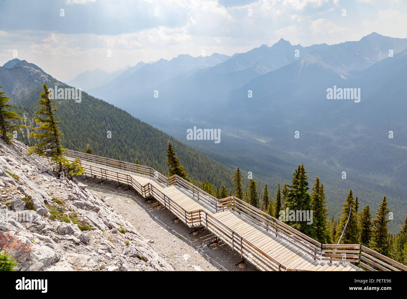 Una pasarela de madera en la cima de la Montaña Sulphur, con vistas panorámicas de la cordillera silueta en las Canadian Rockies del Banff National Park. Foto de stock