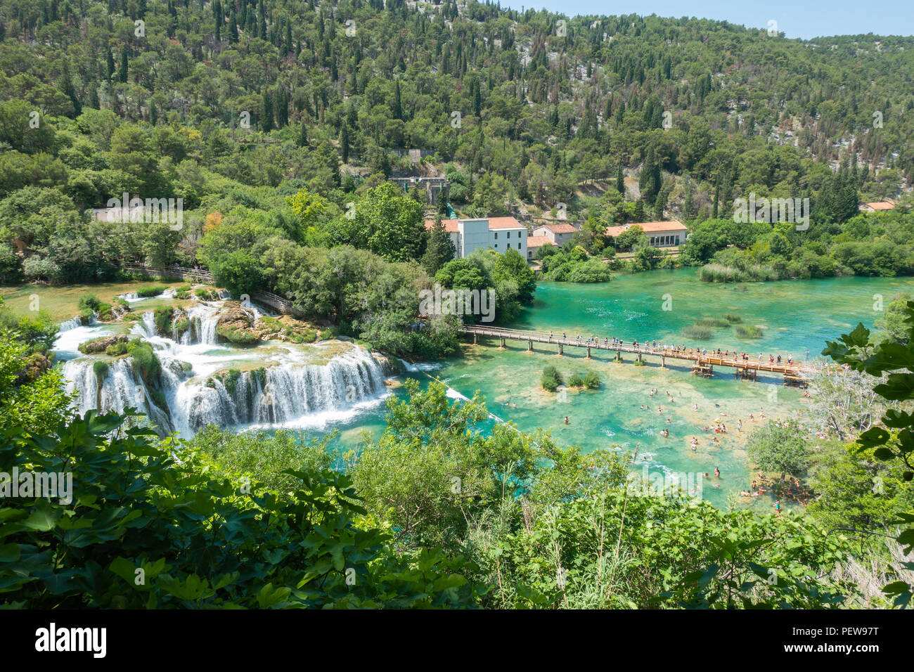 Skradinski Buk, Croacia. Vista sobre las cataratas en el Parque Nacional de Krka con gente nadando en las hermosas aguas claras. Foto de stock