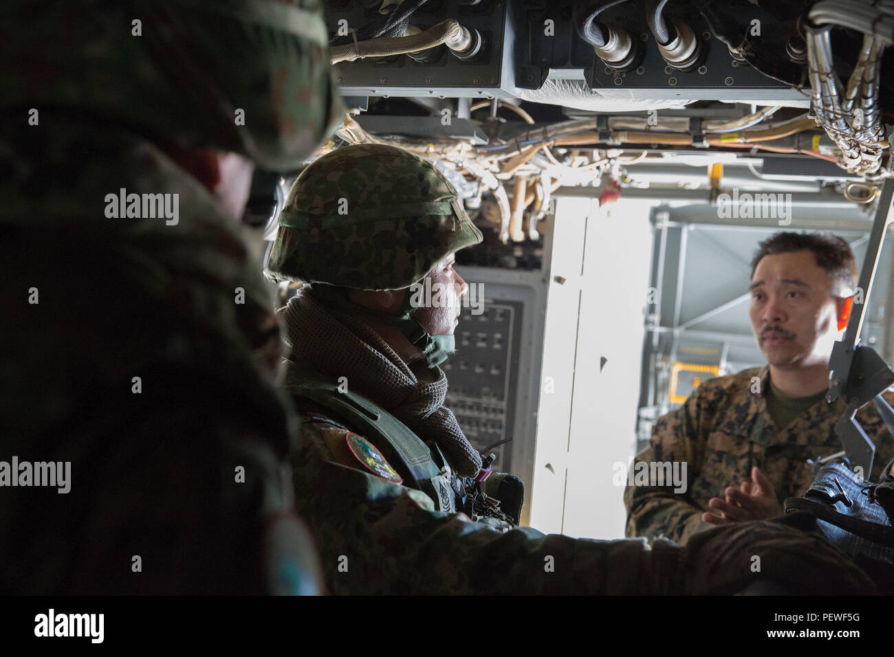 Jefe Superior de la Marina de los Estados Unidos Jesús Salabao, 11ª Unidad Expedicionaria de los Infantes de Marina, senior alistó líder y planificador de médico adjunto, analiza cómo la Marina de los EE.UU. establece el tratamiento de los pacientes y la colocación dentro de la aeronave durante el vuelo en una MV-22 Osprey, con el sargento. Arata gral Hamaguchi, Tierra de Fuerza de Autodefensa de Japón (JGSDF), regimiento de infantería del ejército occidental, durante una gira de una MV-22 Osprey en Marine Corps Air Station Miramar, California, 4 de febrero de 2016. La visita se centró en el tratamiento y transporte de un paciente con el MV-22 Osprey los activos y se celebró durante el ejercicio anual de puño de hierro, b Foto de stock