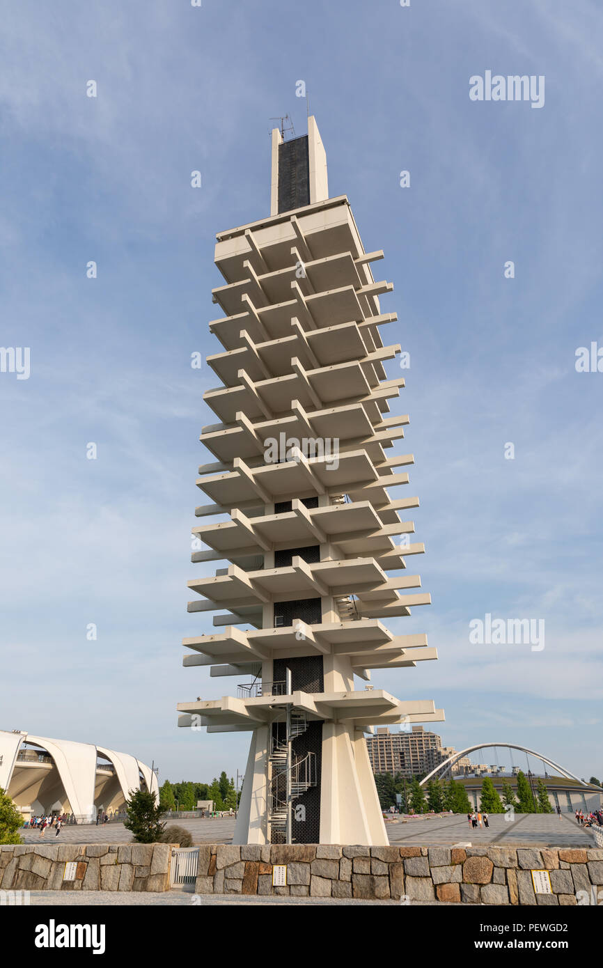 Torre de Control (Yoshinobu Ashihara) y Komazawa Olympic Park Stadium (Murata Masachika Architects), construido para los Juegos Olímpicos de Verano de 1964 en Tokio, Japón Foto de stock