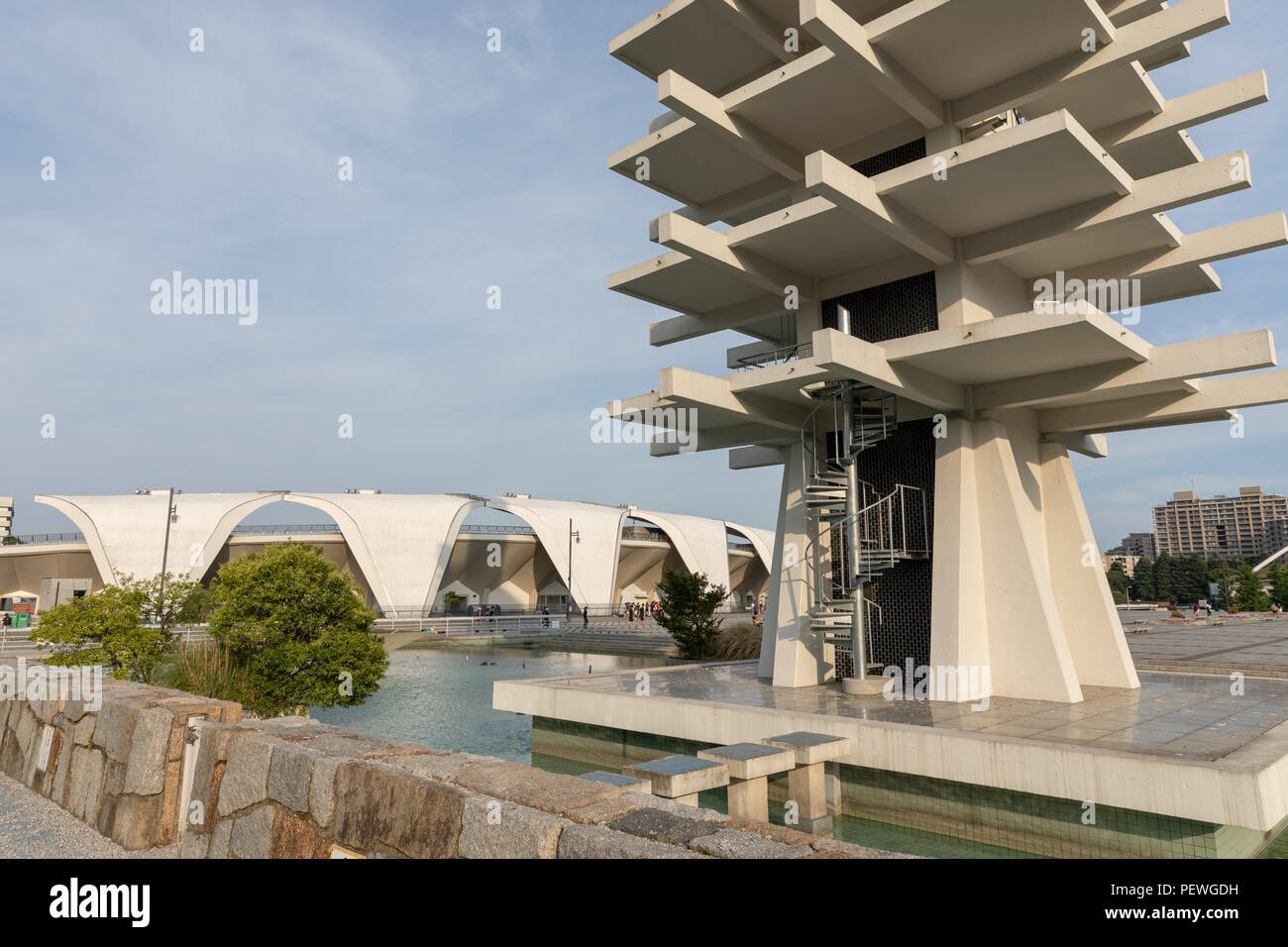 Torre de Control (Yoshinobu Ashihara) y Komazawa Olympic Park Stadium (Murata Masachika Architects), construido para los Juegos Olímpicos de Verano de 1964 en Tokio, Japón Foto de stock