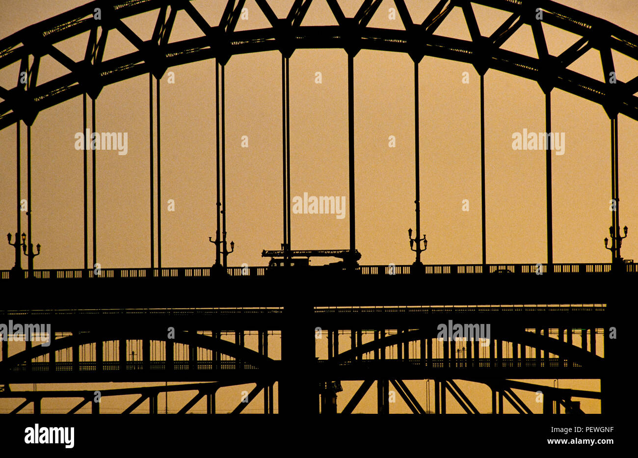 Newcastle alto puente que cruza el río Tyne. Foto de stock