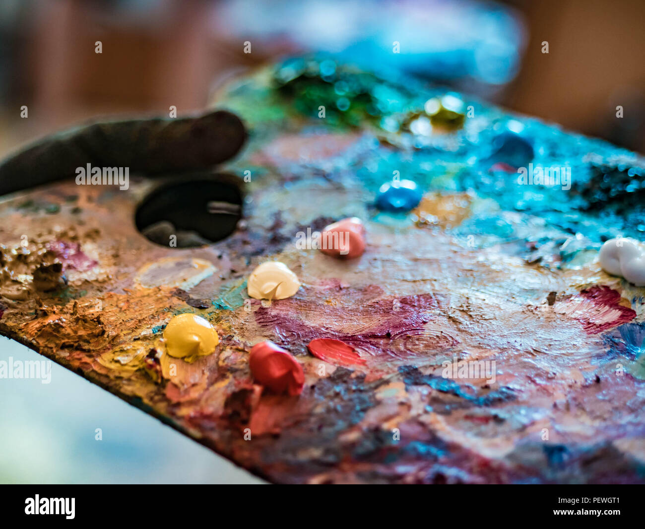 Paleta de arte de madera con pinturas de aceite. Mezclar colores