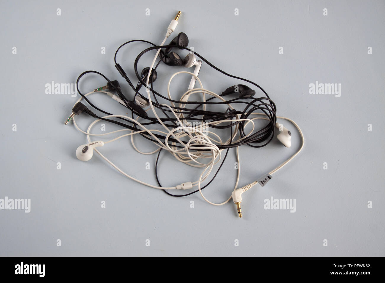 Una maraña de auriculares estéreo personales Foto de stock