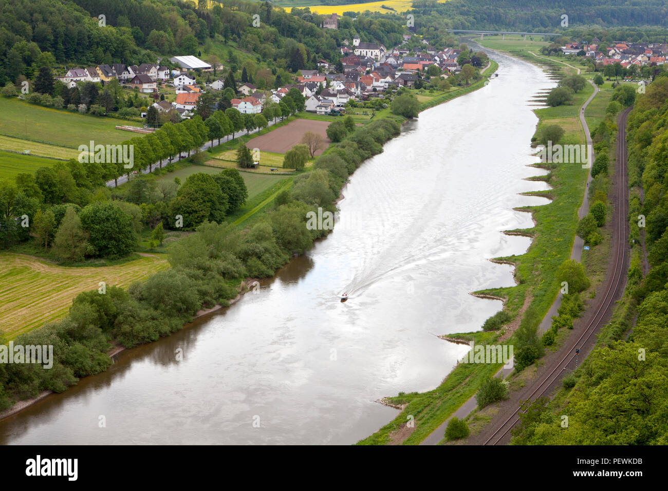 Vista desde la pasarela sobre el río Weser, Beverungen, Weser Uplands, Renania del Norte-Westfalia, Alemania, Europa Foto de stock