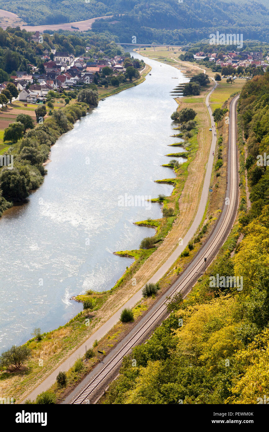 Vista desde la pasarela sobre el río Weser, Beverungen, Weser Uplands, Renania del Norte-Westfalia, Alemania, Europa Foto de stock