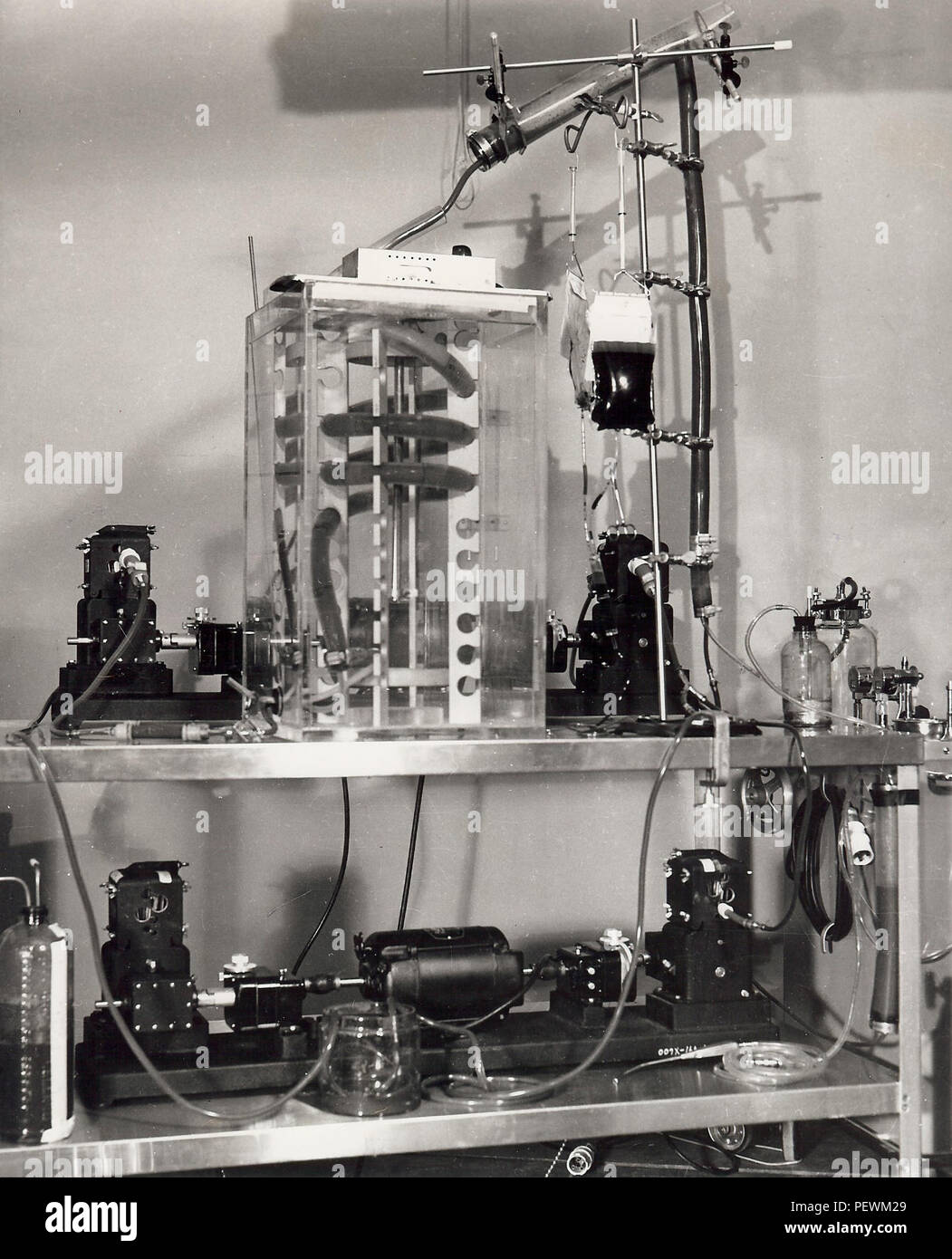Una fotografía de la bomba-oxigenador utilizada para llevar a cabo una máquina de derivación corazón-pulmón, en 1956. (Ee.Uu. Foto cortesía de jubilados del ejército Gral. Gen. Floyd Baker/liberado) Foto de stock