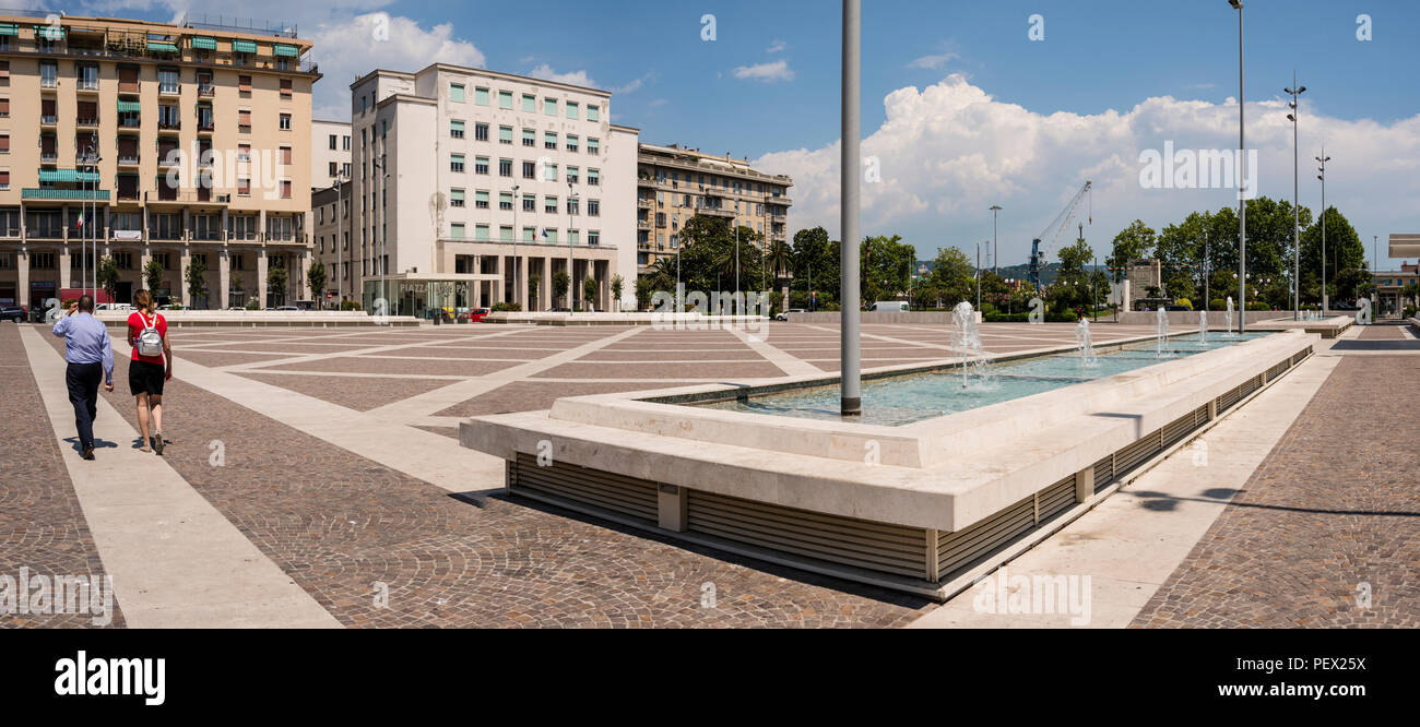 Europa Plaza, plaza pública recién construido, La Spezia, Liguria, Italia Foto de stock
