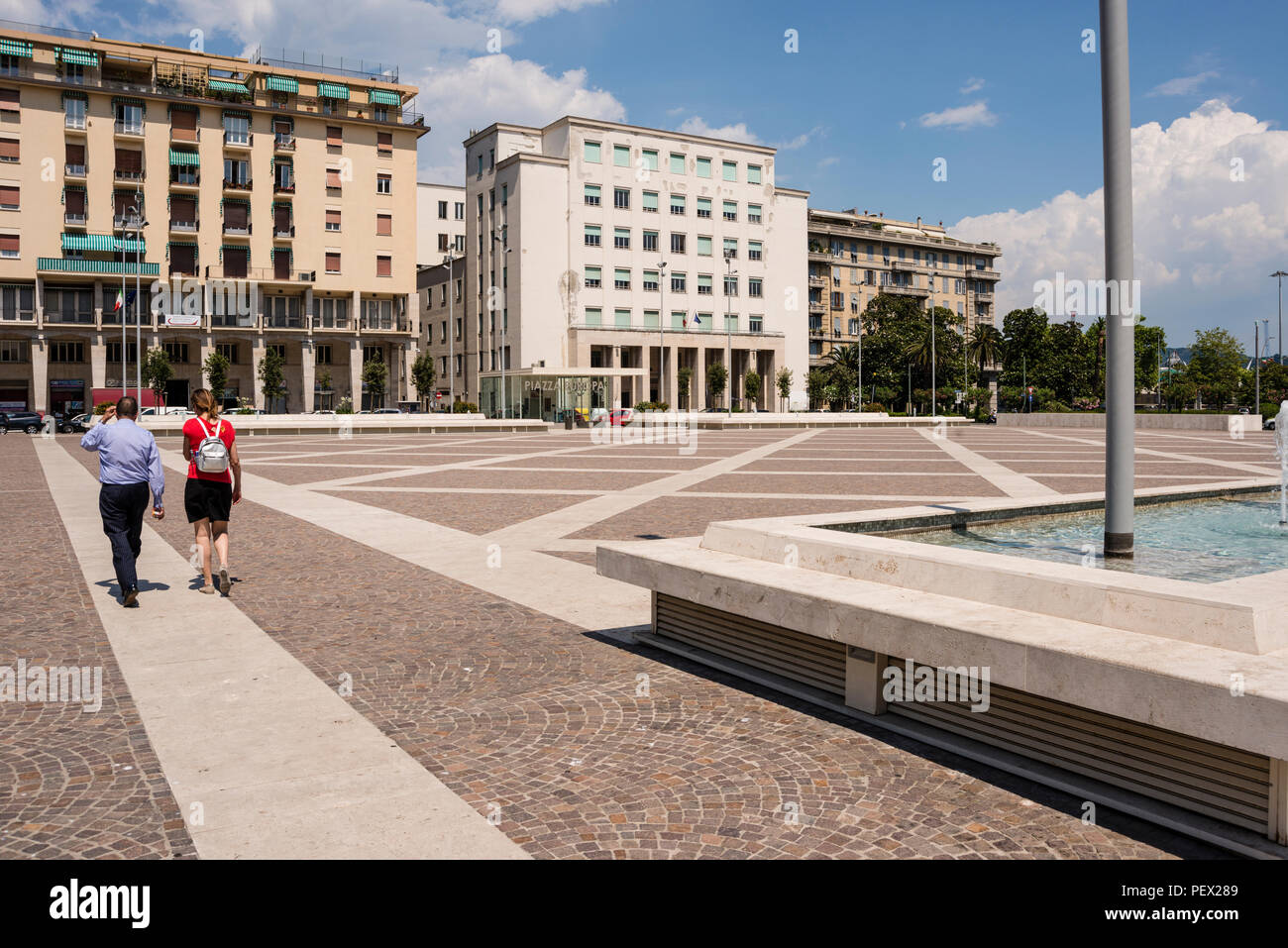Europa Plaza, plaza pública recién construido, La Spezia, Liguria, Italia Foto de stock