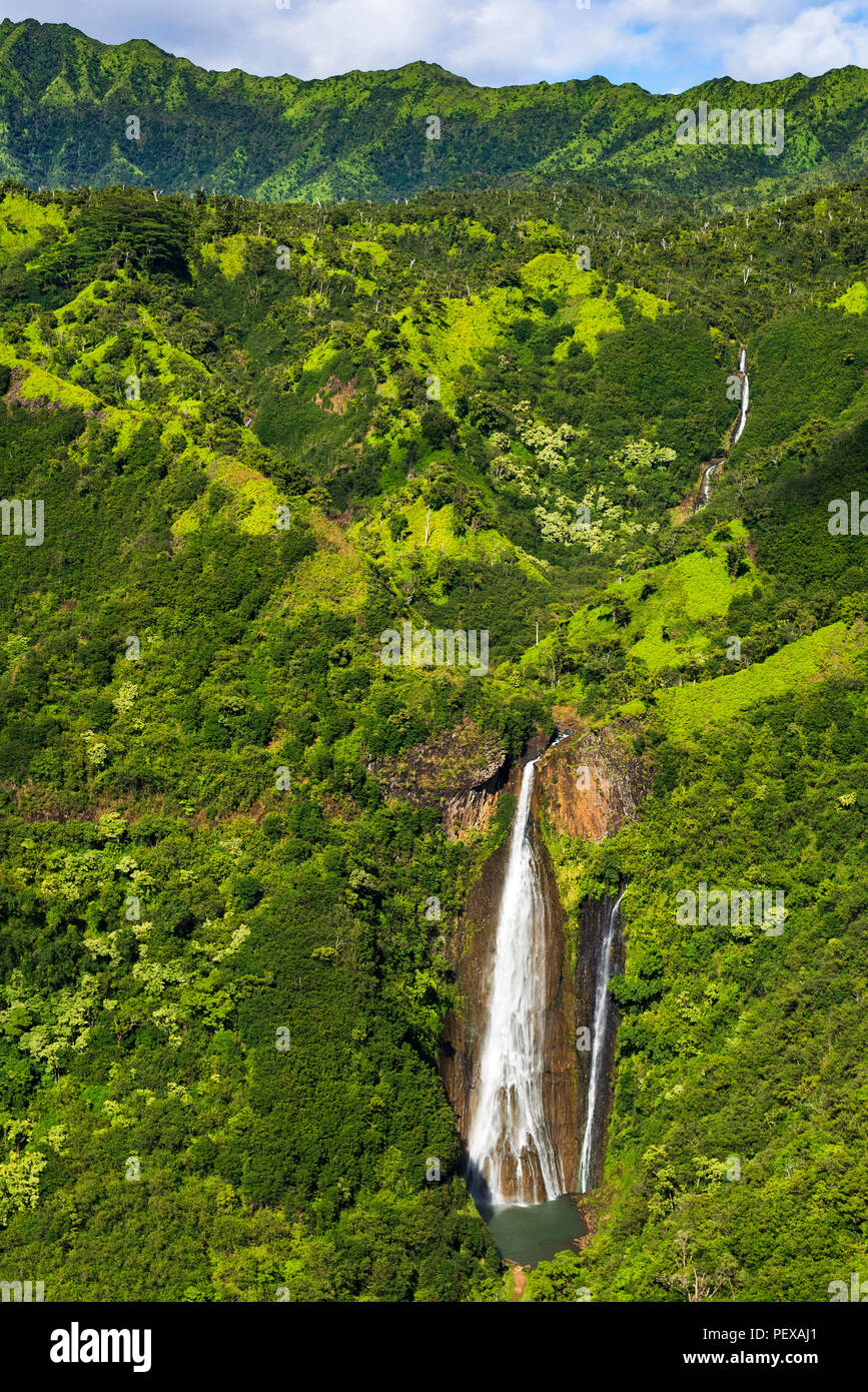 Manawaiopuna Falls (antena), también conocida como Jurassic Park Falls, Hanapepe Valley, Kauai, Hawaii, EE.UU. Foto de stock