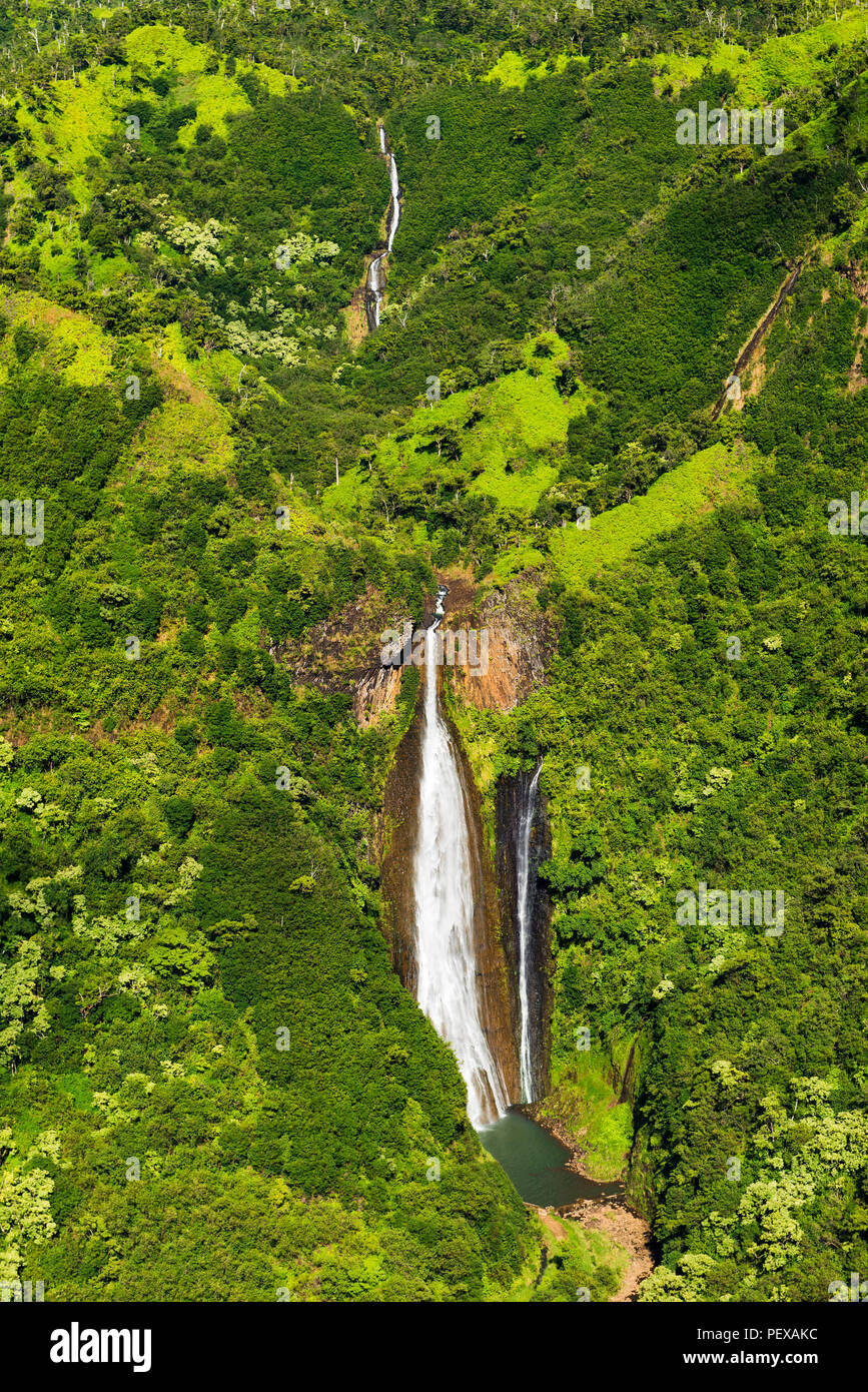 Manawaiopuna Falls (antena), también conocida como Jurassic Park Falls, Hanapepe Valley, Kauai, Hawaii, EE.UU. Foto de stock