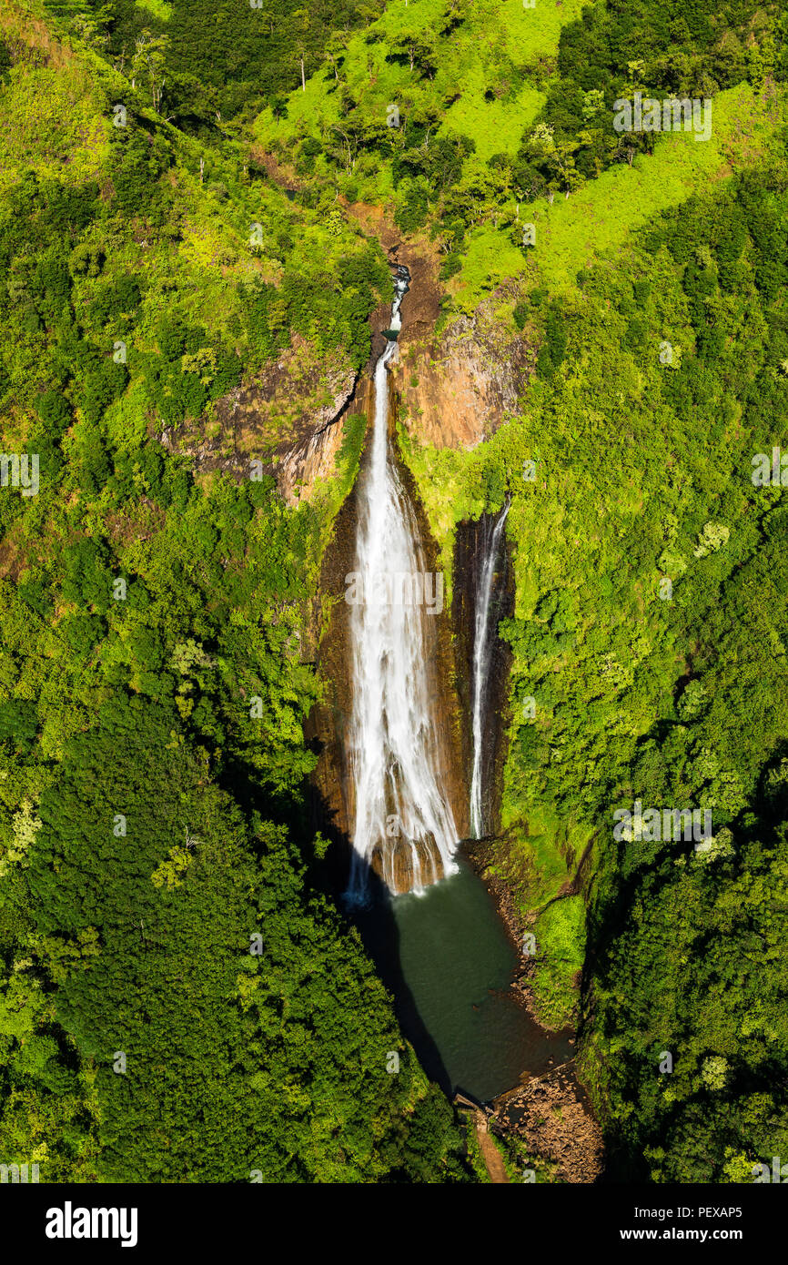 Manawaiopuna Falls (antena), también conocida como Jurassic Park Falls, Hanapepe Valley, Kauai, Hawaii, EE.UU. Foto de stock