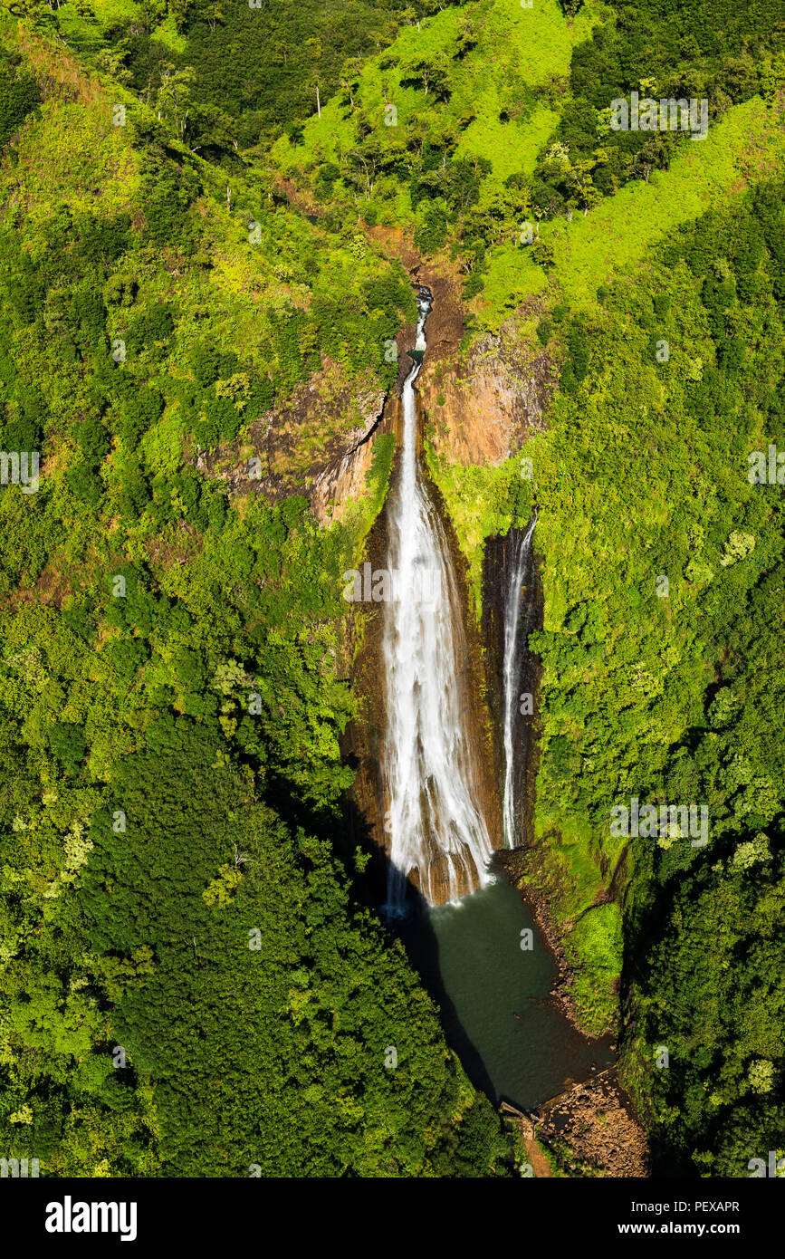 Manawaiopuna Falls (antena), también conocida como Jurassic Park Falls, Hanapepe Valley, Kauai, Hawaii, EE.UU. Foto de stock
