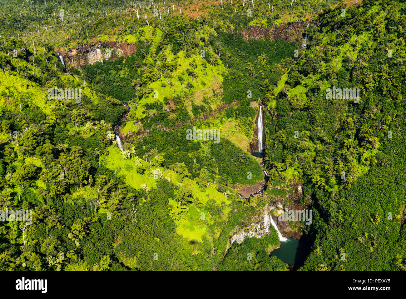 Kahili Falls (antena), Hanapepe Valley, Kauai, Hawaii, EE.UU. Foto de stock