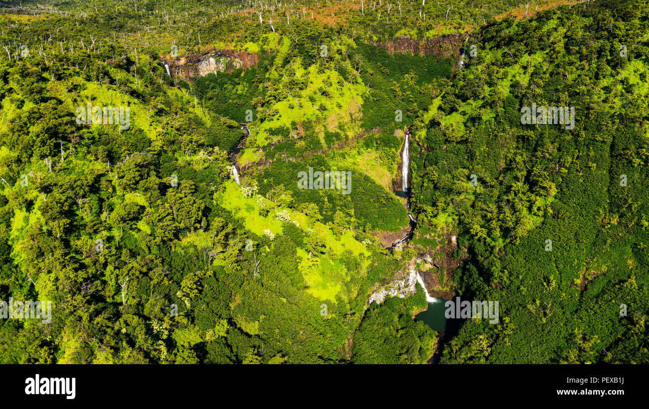 Kahili Falls (antena), Hanapepe Valley, Kauai, Hawaii, EE.UU. Foto de stock