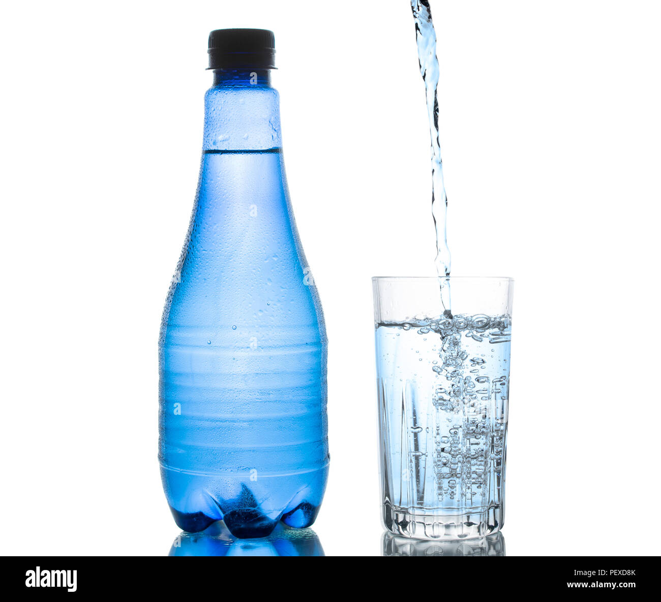 Botella de plástico lleno de agua potable pura aislado en el fondo blanco (1 ,5 litros Fotografía de stock - Alamy
