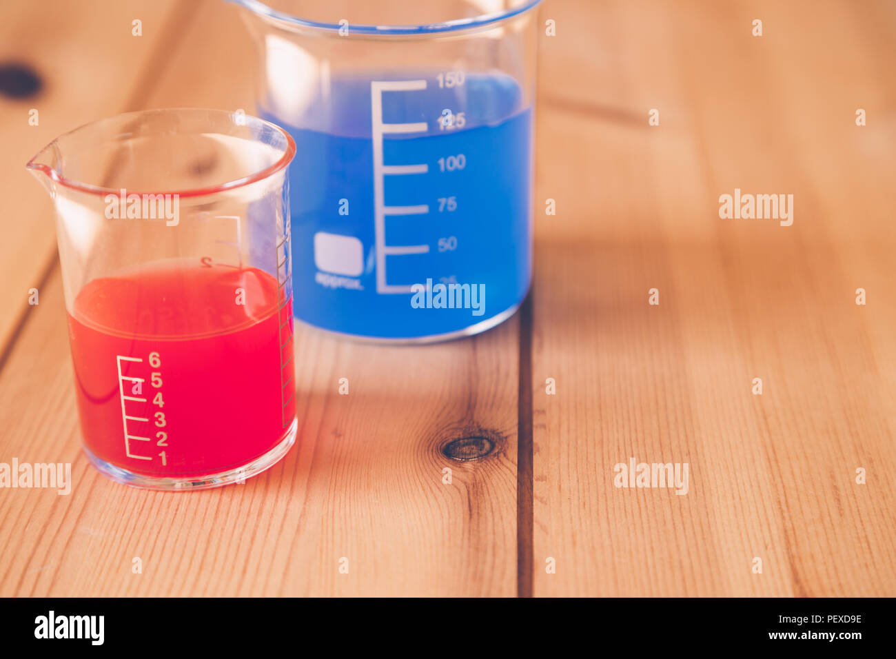 Vaso medición de vidrio en laboratorio, el experimento de ciencia concepto Fotografía de stock - Alamy