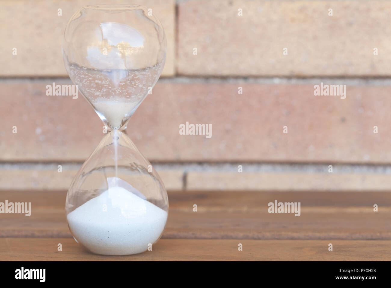 Reloj de arena - tiempo pasando por concepto Foto de stock