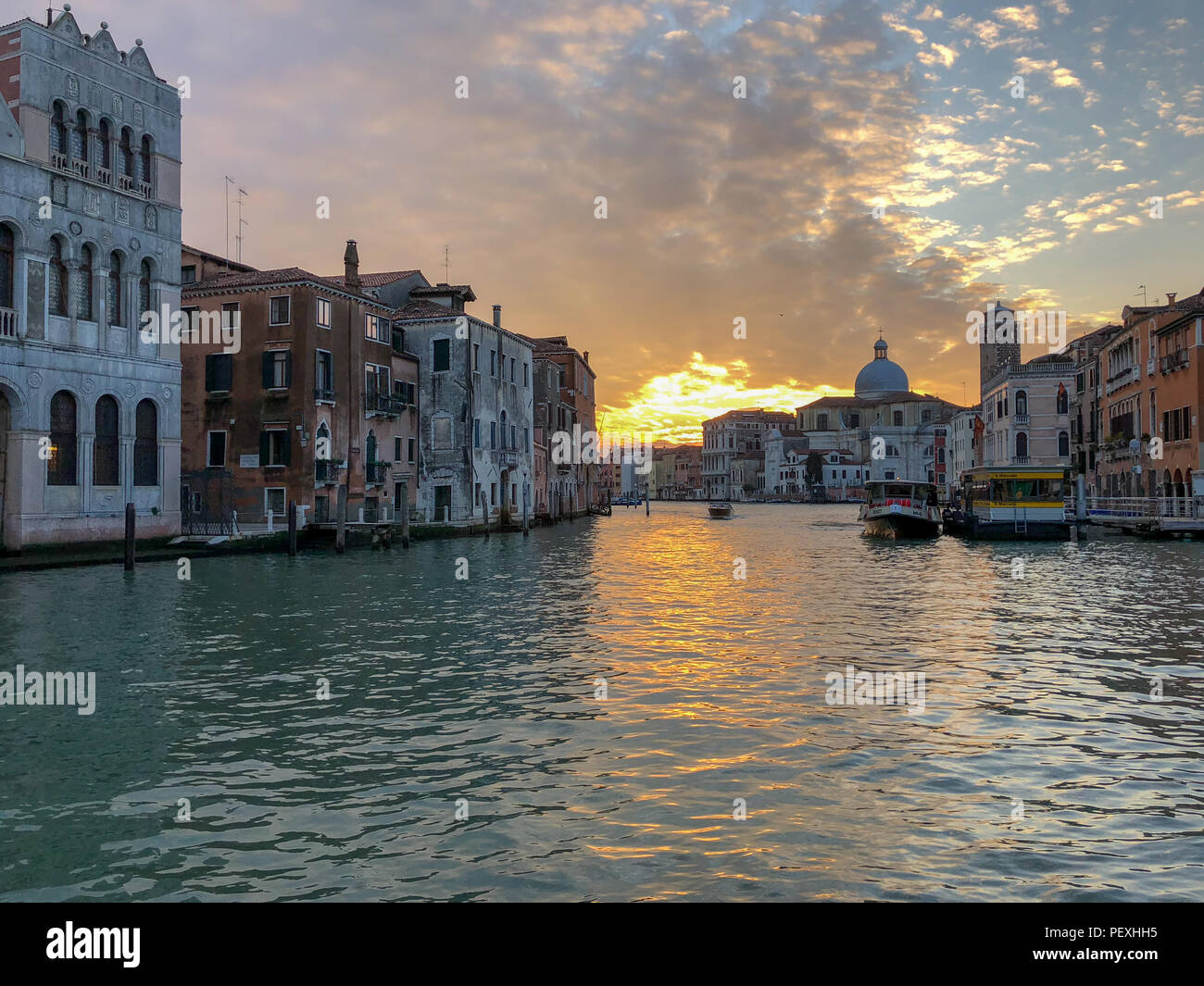 Ver a lo largo del Gran Canal de Venecia, Italia al atardecer. Foto de stock