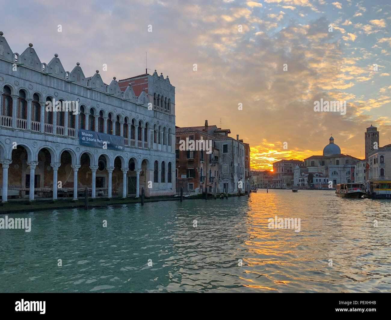 Ver a lo largo del Gran Canal de Venecia, Italia al atardecer. Foto de stock