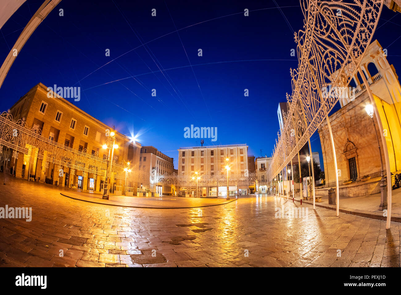 Romántica escena en la ciudad de Lecce en la hora azul. Arquitectura histórica tradicional en la región de Puglia, Italia Foto de stock
