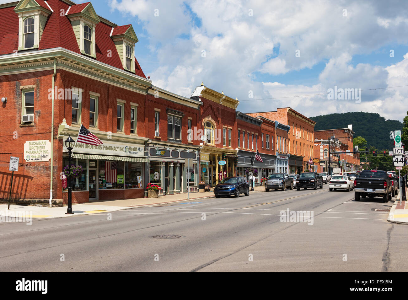 COUDERSPORT, Pensilvania, EE.UU. 10 DE AGOSTO 18: Main Street en el pequeño municipio en el norte de Alleghenies de Pennsylvania. Foto de stock