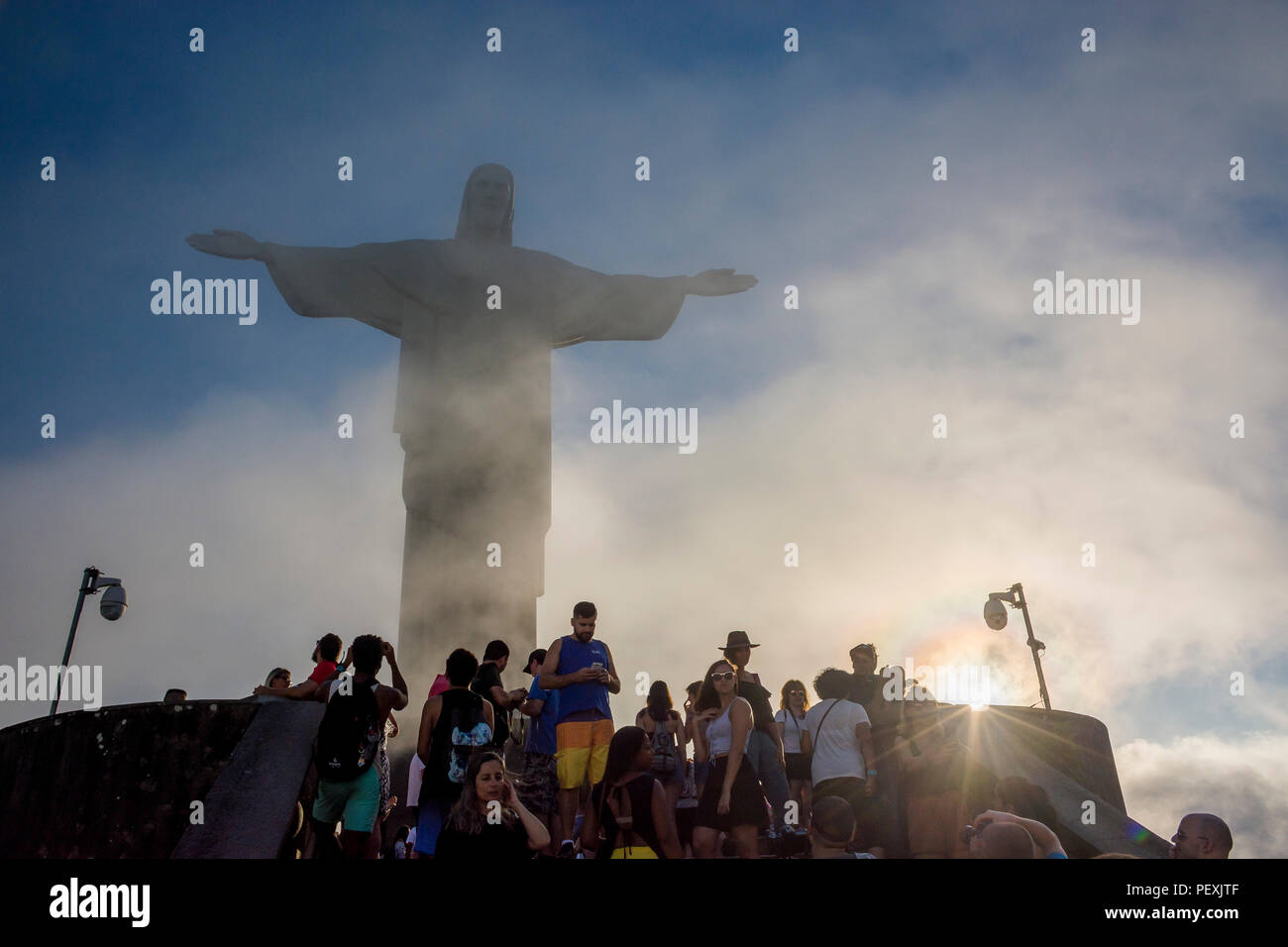 La montaña de Corcovado y la estatua de Cristo Redentor en Río de Janeiro, Brasil Foto de stock