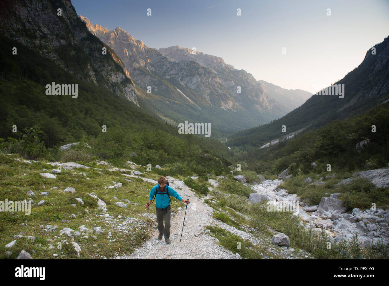 Caminante en el Vrata valle en el Parque Nacional de Triglav de Eslovenia Foto de stock