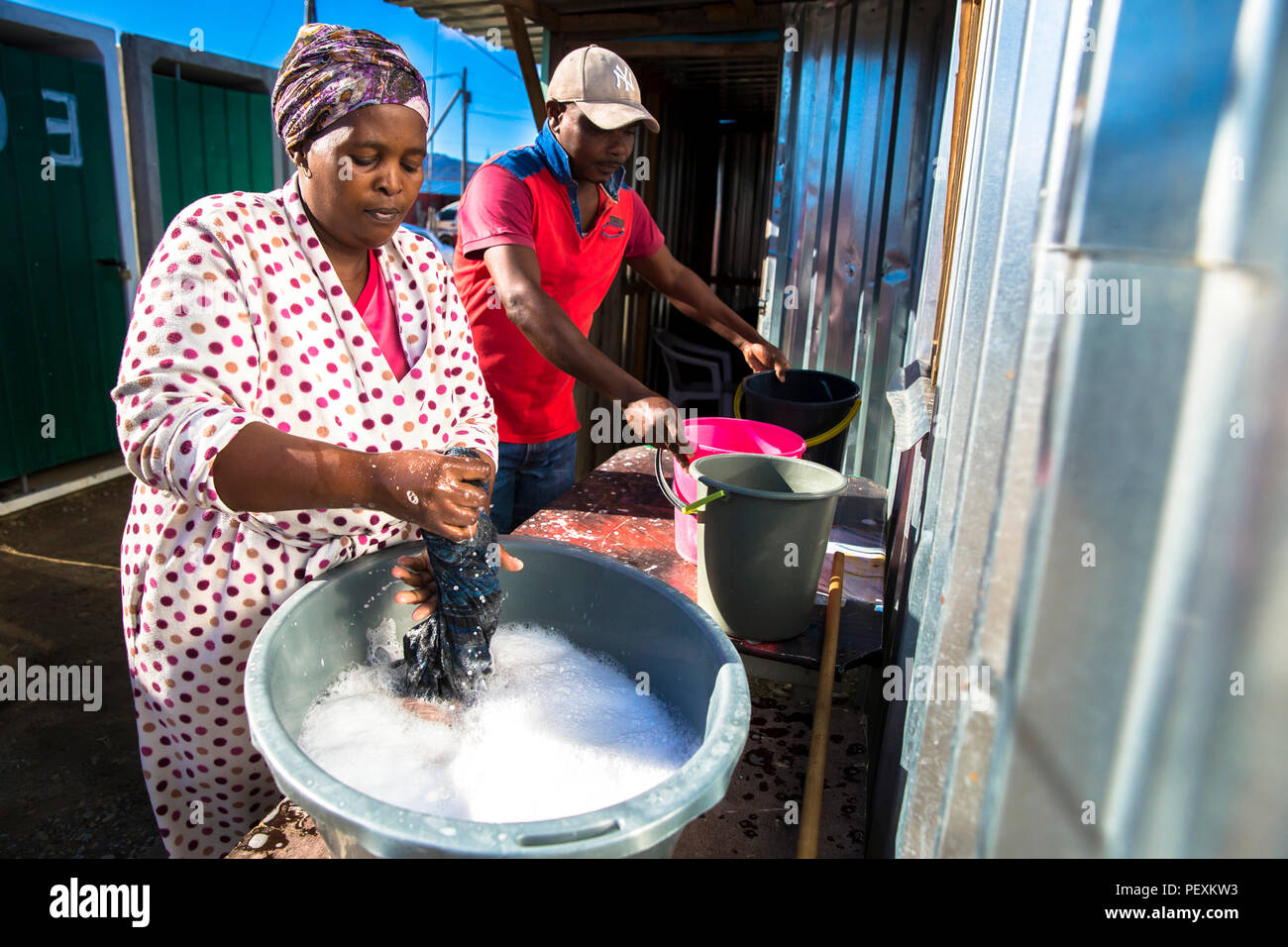 Mujer lava la ropa durante la crisis del agua de Cape Town, Provincia del Cabo Occidental, Sudáfrica Foto de stock