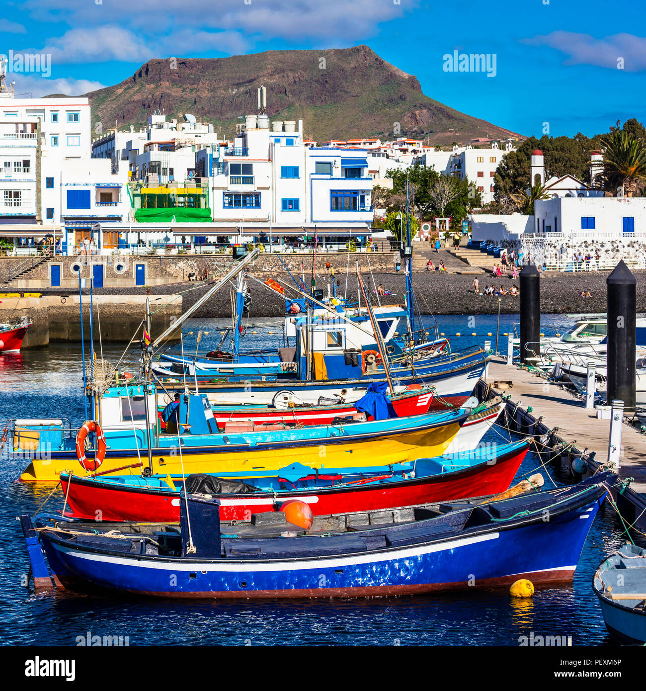 Impresionante Puerto de la Nieves village, barcos de pesca tradicionales y  casas,Gran Canaria,España Fotografía de stock - Alamy