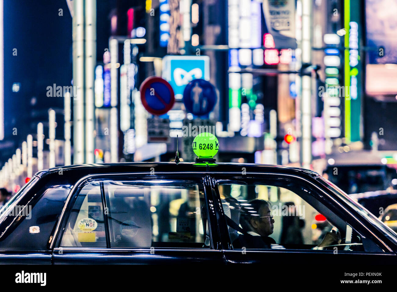 Taxi en la calle en el barrio de Ginza, Tokio, Japón Foto de stock