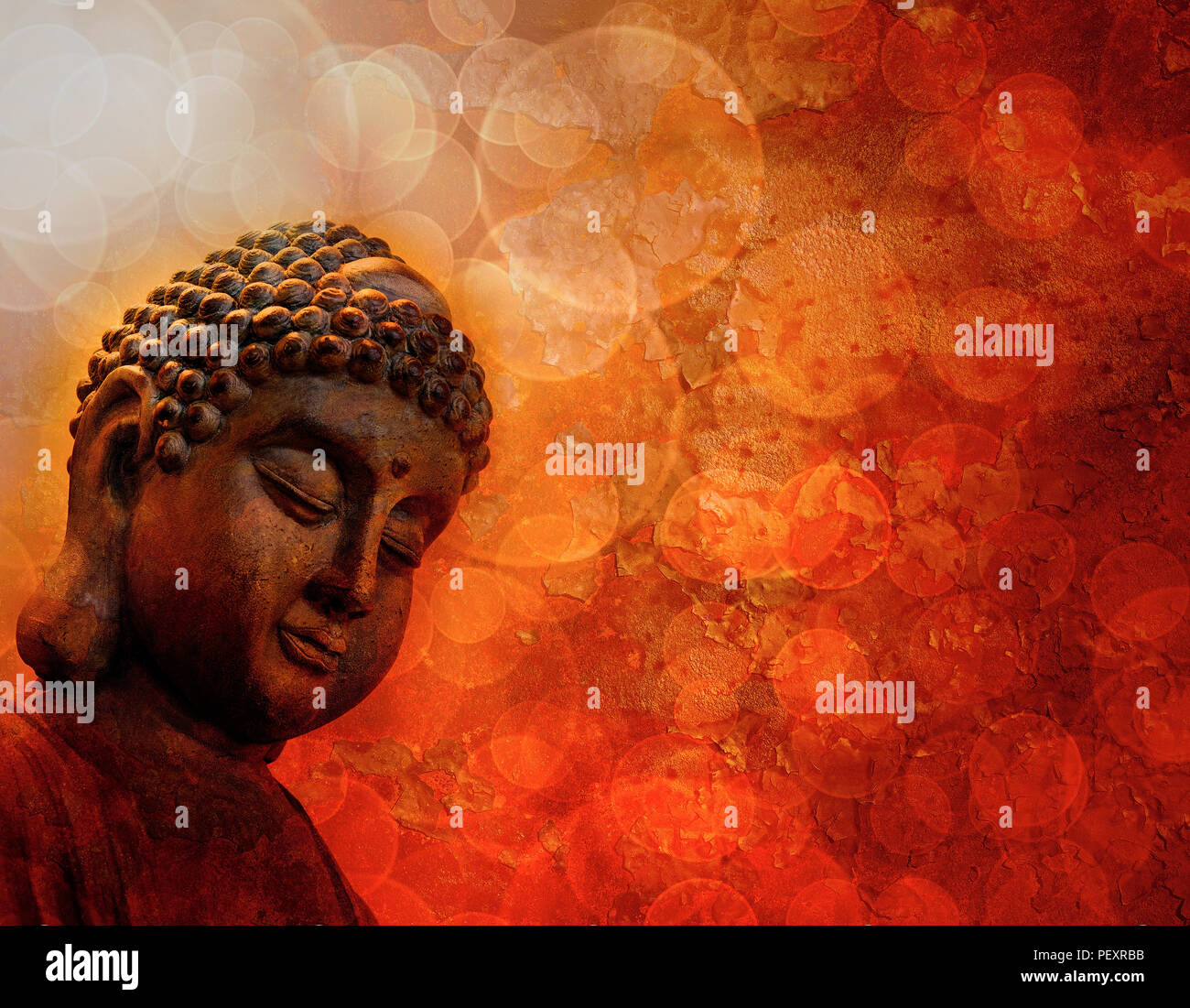 Estatua de bronce de Buda Zen meditando los rayos de luz difusa con textura Grunge fondo rojo Foto de stock