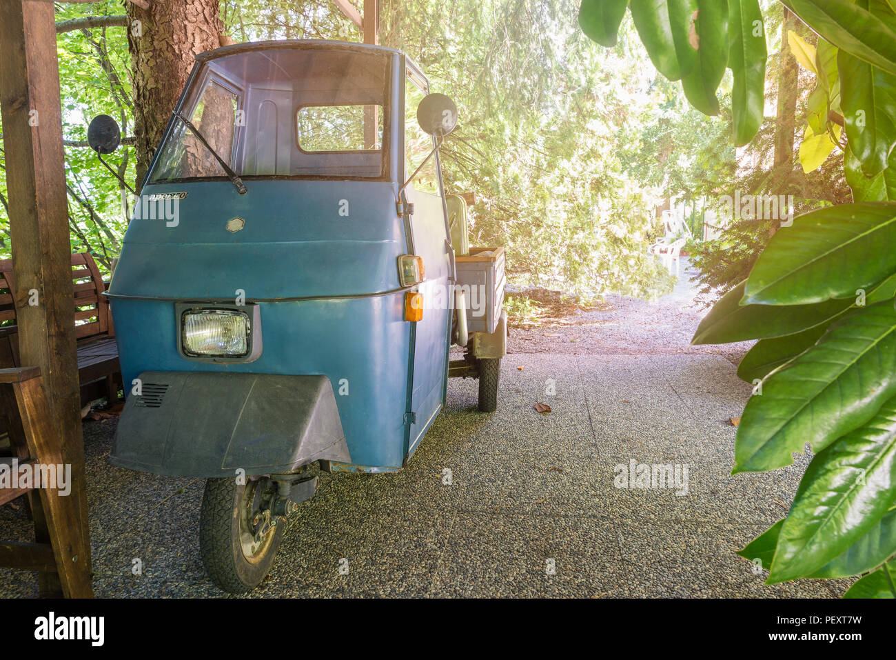 Varese, Italia - 21 de mayo de 2017: Piaggio Ape Ape o coche, vehículo de tres ruedas producidos desde 1948. Foto de stock