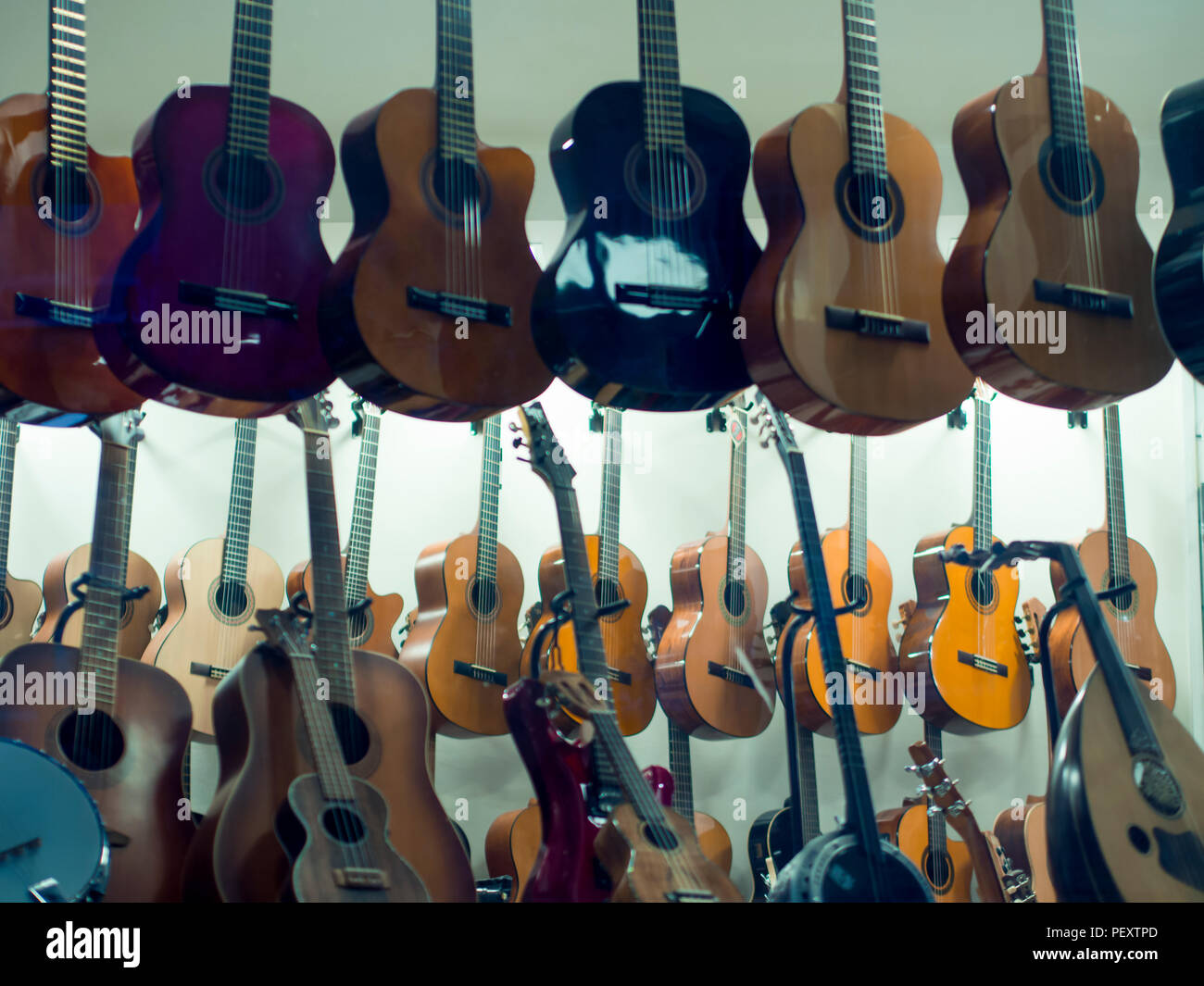 Guitarras colgadas en venta en music store Fotografía de stock - Alamy
