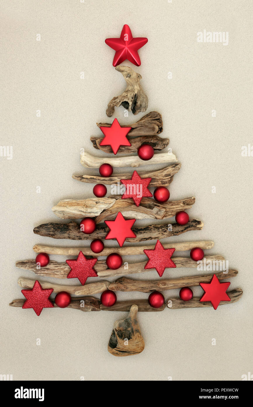 Driftwood abstracto rojo árbol de Navidad con adornos y decoraciones en  bola de estrellas moteado de fondo crema. Tarjeta de navidad para la  temporada de vacaciones Fotografía de stock - Alamy