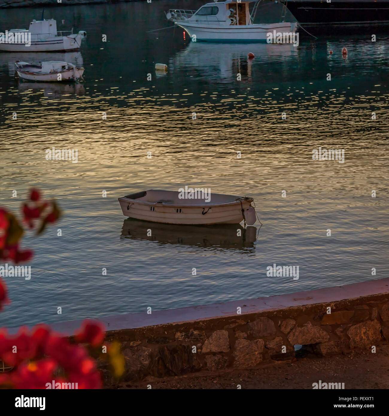 Pequeña lúgubres en una bahía en Grecia con los barcos en el fondo. Imágenes de stock. Foto de stock