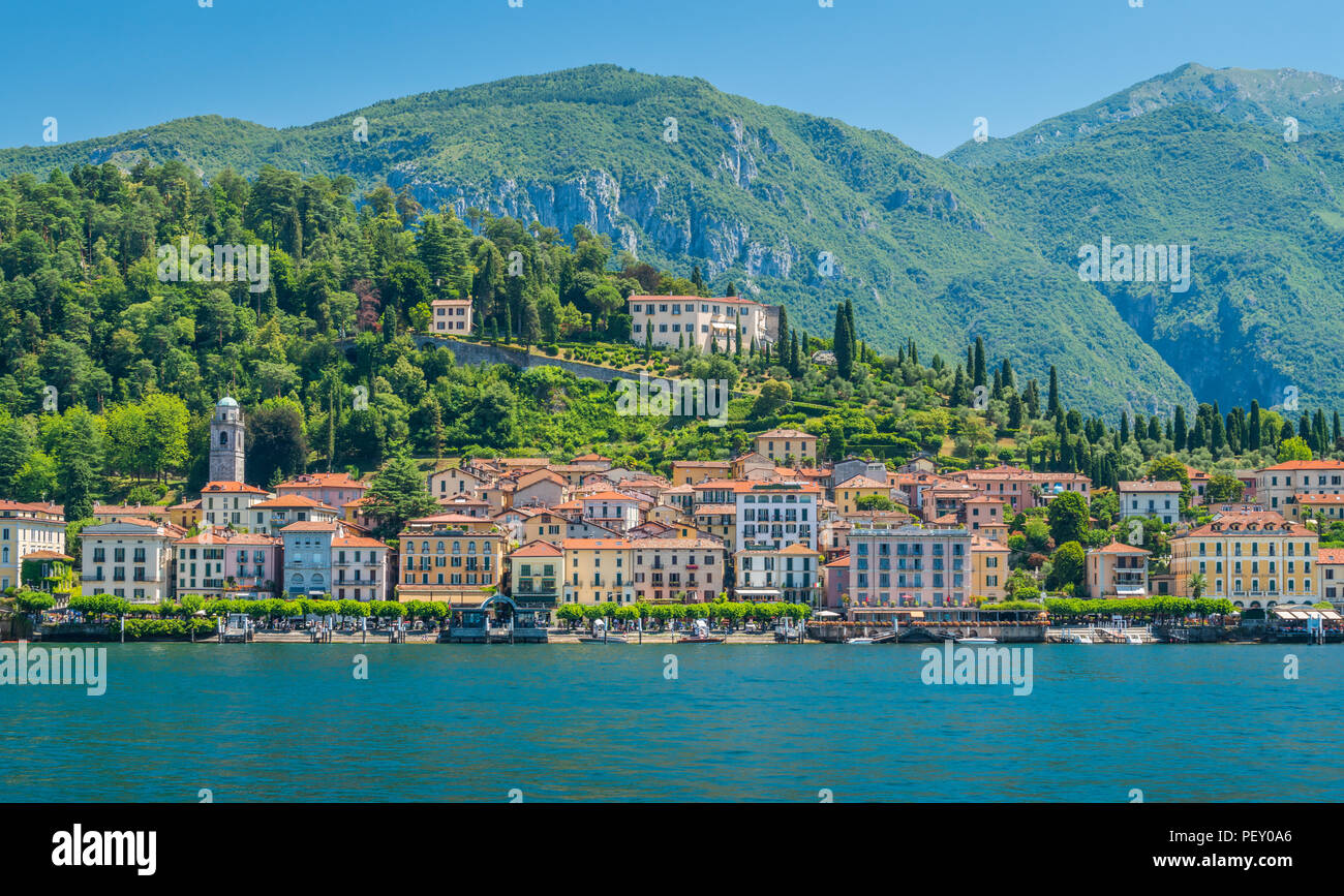 Bellagio waterfront visto desde el ferry, el Lago de Como, en Lombardía, Italia. Foto de stock