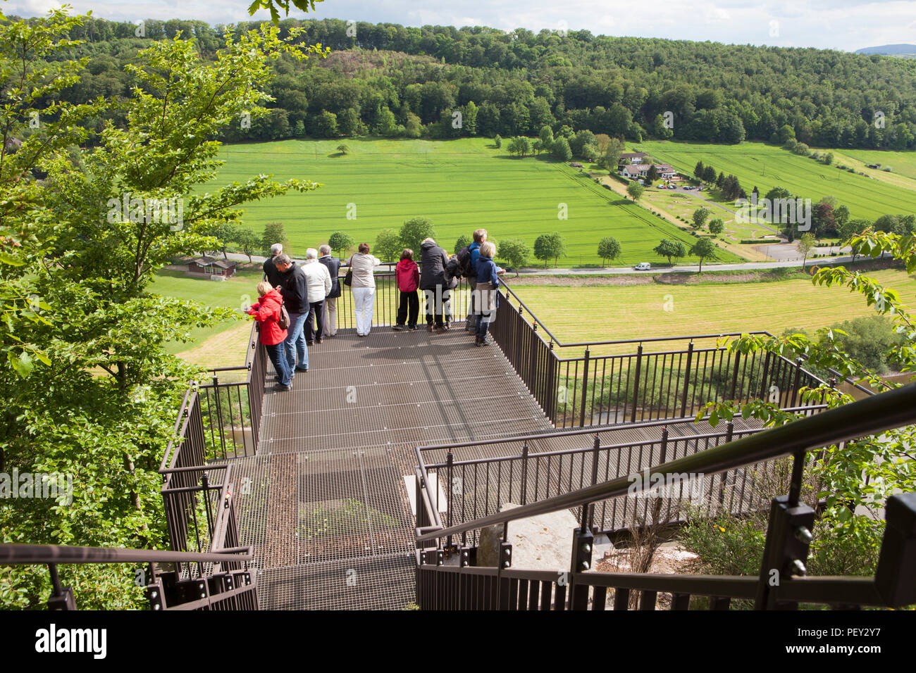 Vista desde la pasarela sobre el río Weser, Beverungen, Weser Uplands, Renania del Norte-Westfalia, Alemania, Europa Foto de stock