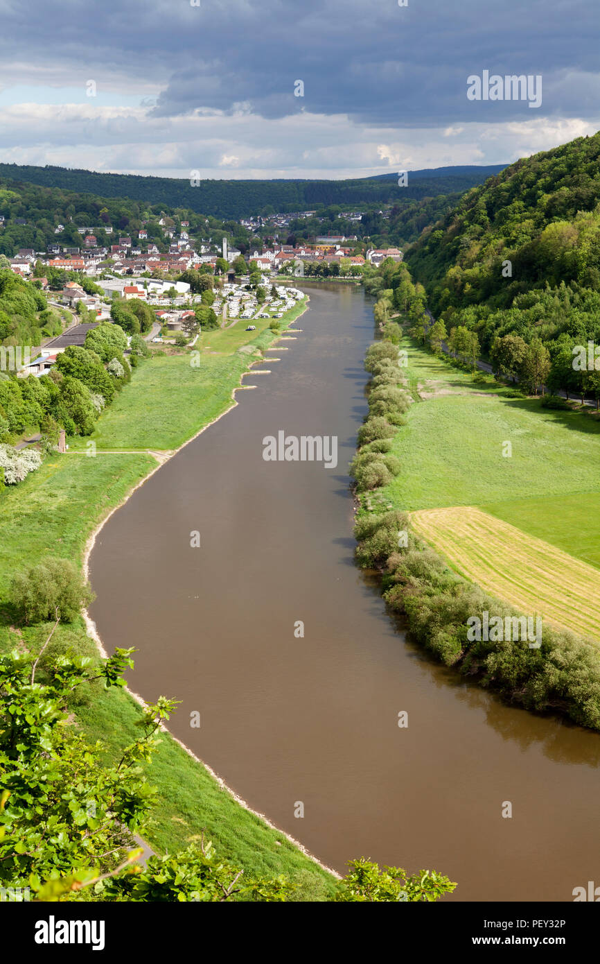 Vista desde la pasarela sobre el río Weser, Beverungen, Weser Uplands, Renania del Norte-Westfalia, Alemania, Europa Foto de stock