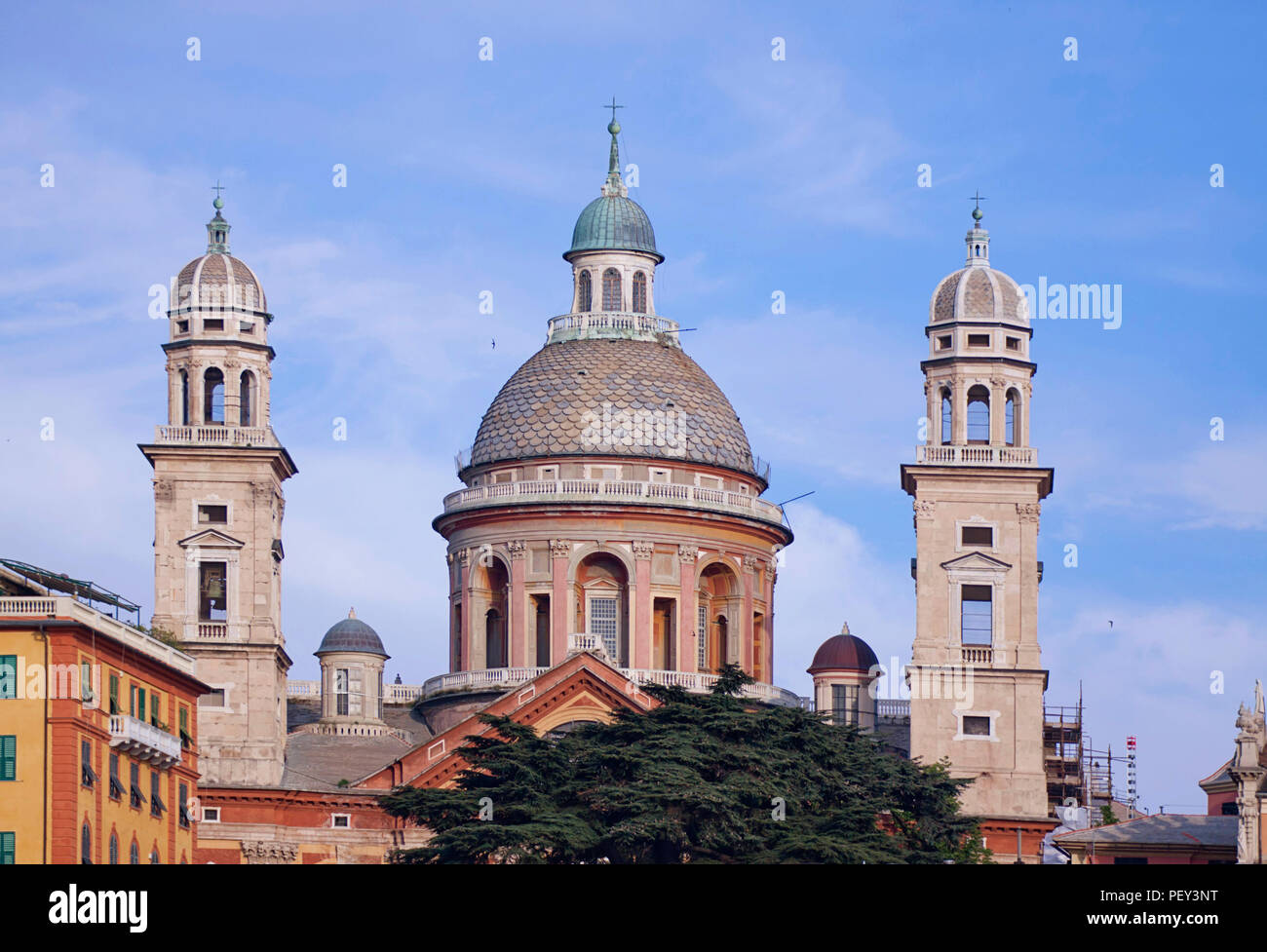 Génova, Italia - vista desde el puerto de las cúpulas de la iglesia de Santa Maria Assunta de estilo renacentista Foto de stock