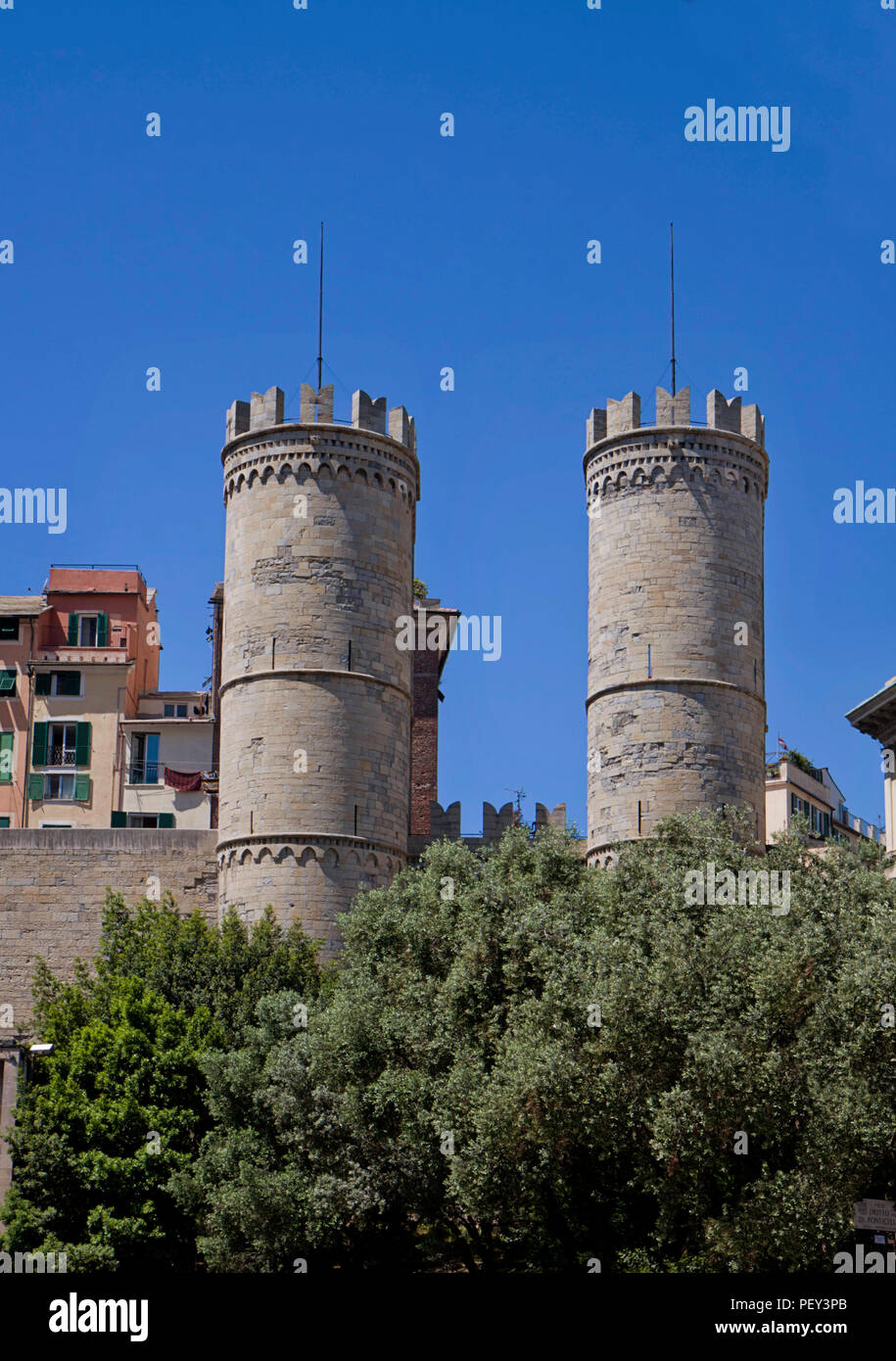 Génova, Italia - Porta Soprana torres medievales, la majestuosa entrada a la ciudad desde el Este, construido en el siglo XII, con las murallas de defensa Foto de stock