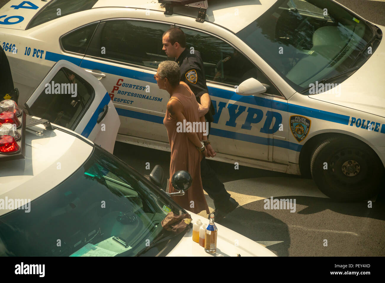 Los oficiales de policía detener a sospechosos de DUI en el barrio de Chelsea, en Nueva York, el viernes, 10 de agosto de 2018. (© Richard B. Levine) Foto de stock