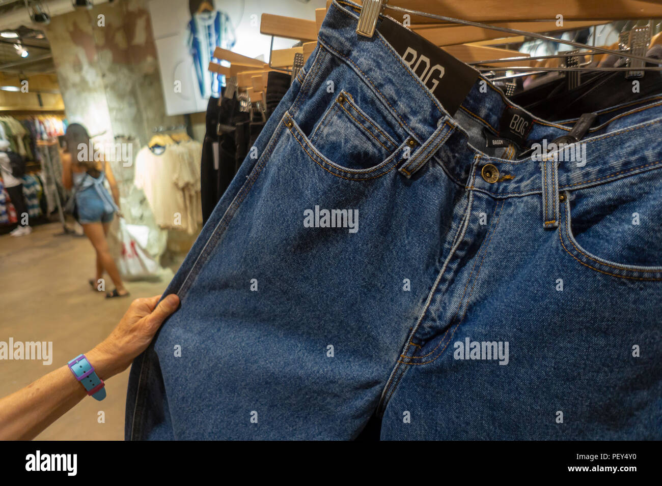 Con cintura alta 'mom jeans' en un estante en una tienda minorista de Urban  Outfitters en Herald Square en Nueva York el jueves, 9 de agosto de 2018.  Los minoristas esperan que
