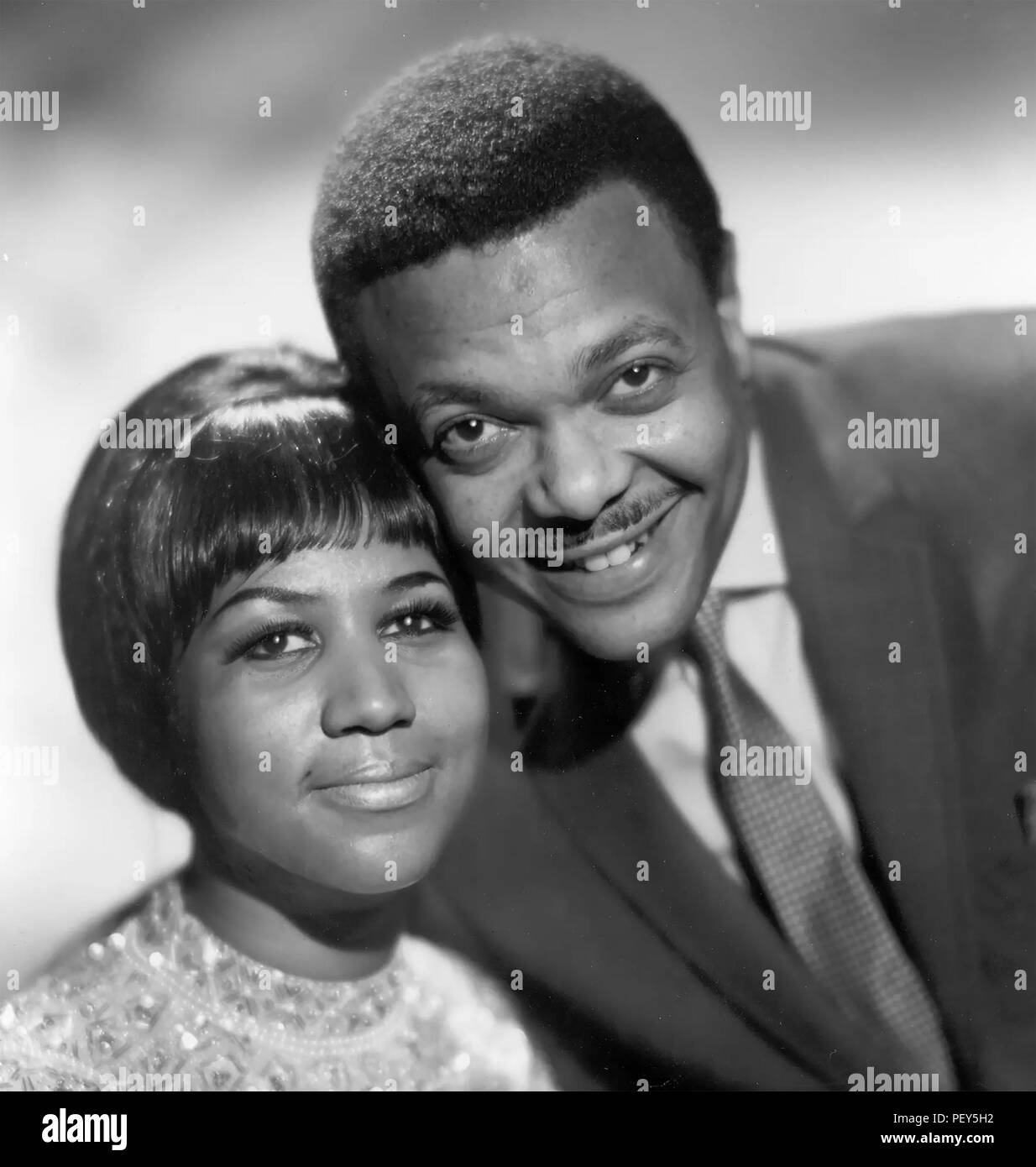 ARETHA FRANKLIN (1942-2018) foto promocional de la cantante y pianista estadounidense con el primer esposo Ted White acerca de 1962 Foto de stock