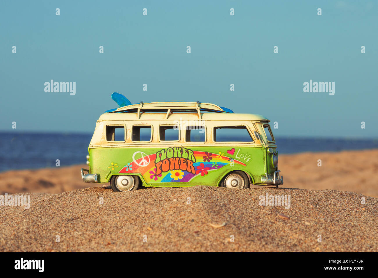 Espíritu Hippie con una furgoneta y placa larga cerca del mar Foto de stock
