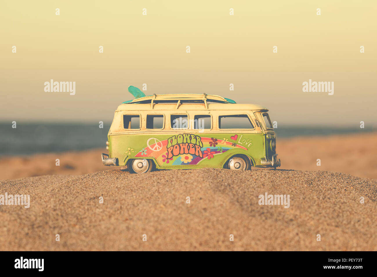 Actitud Hippie con una furgoneta y placa larga cerca del mar Foto de stock