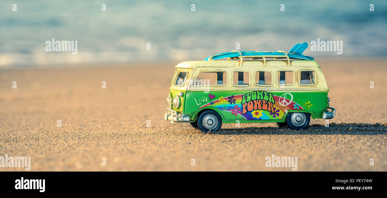 Forma de vida hippie con una furgoneta y placa larga cerca del mar Foto de stock