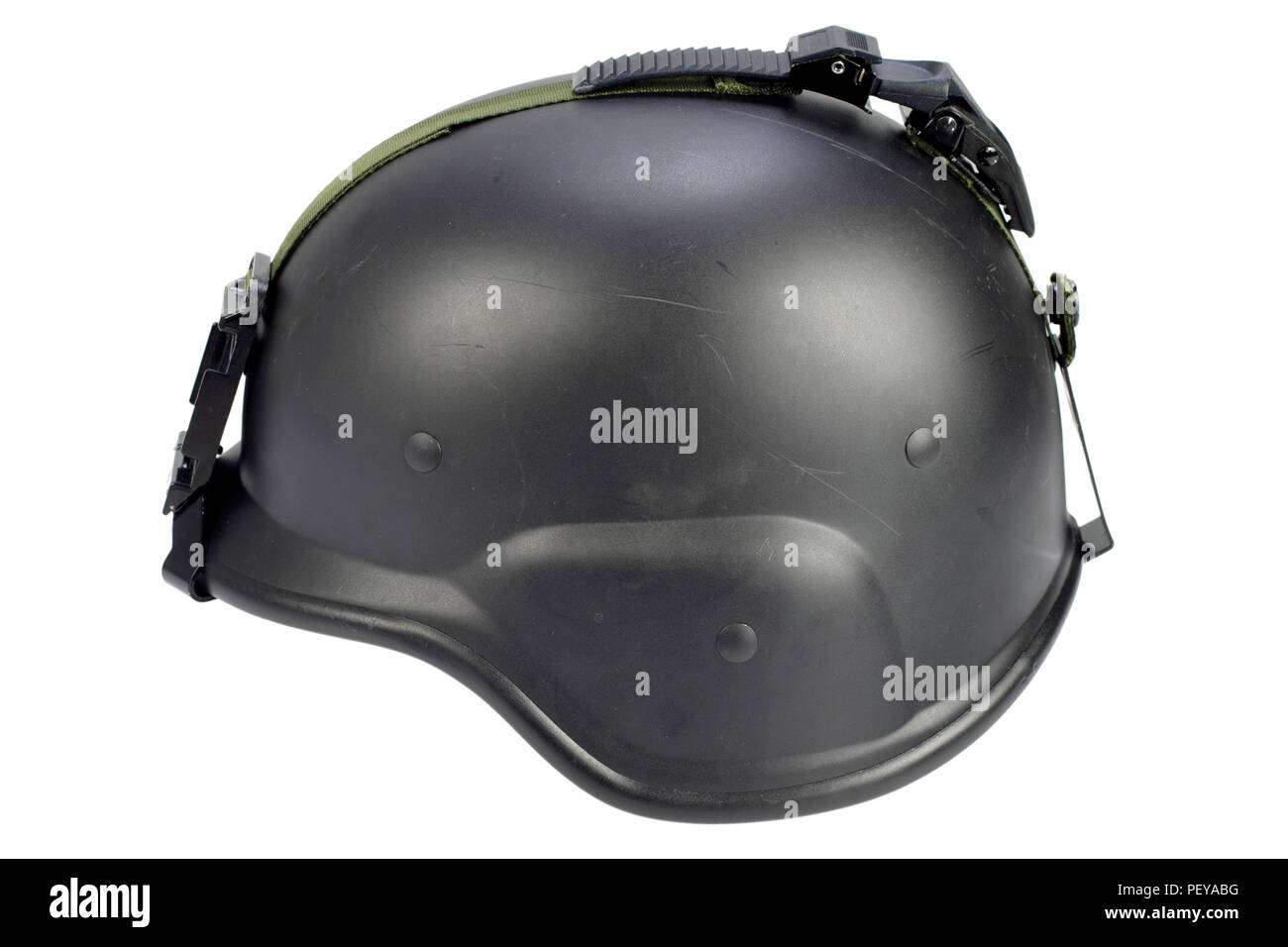 El ejército casco Kevlar aislado sobre fondo blanco Fotografía de stock - Alamy