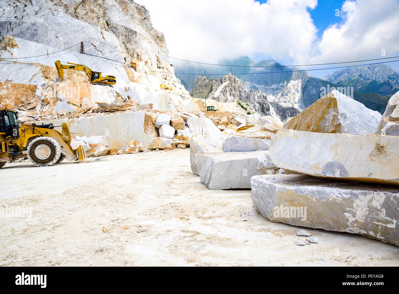 Mármol de Carrara. Cantera en los Alpes Apuanos, Toscana, Italia