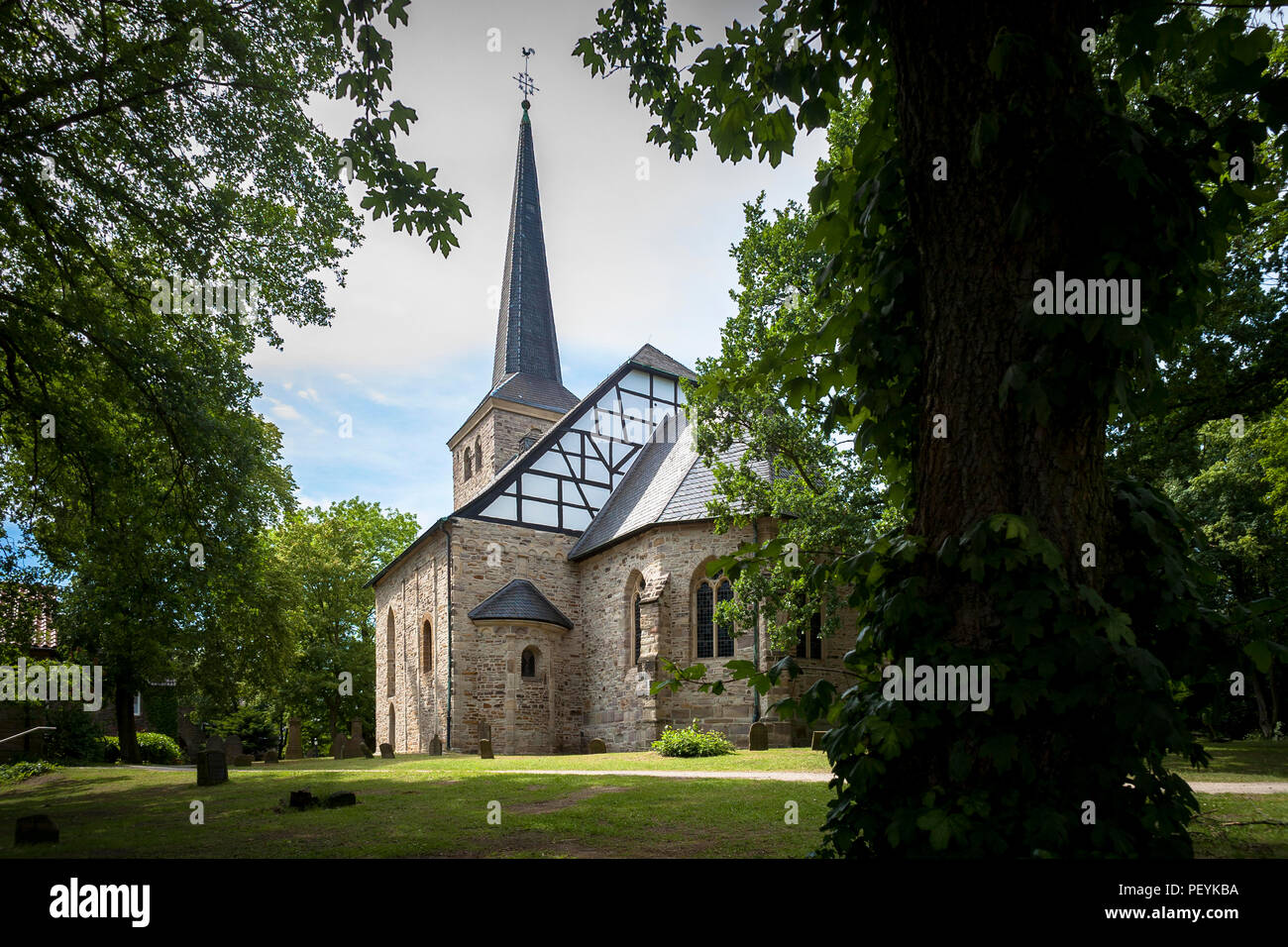 La iglesia en Bochum-Stiepel, el edificio más antiguo en el área de Ruhr, Bochum, Alemania. Morir Dorfkirche en Bochum-Stiepel, Bauwerk Bochu aeltestes der Stadt Foto de stock